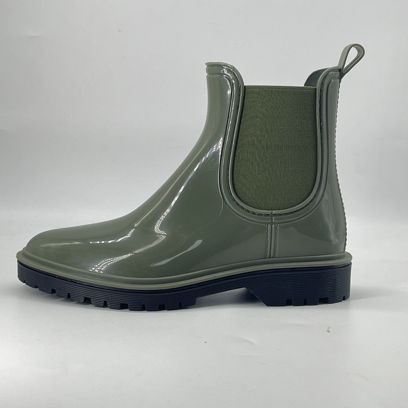 Minimalist green short rain boots with elastic and leather style