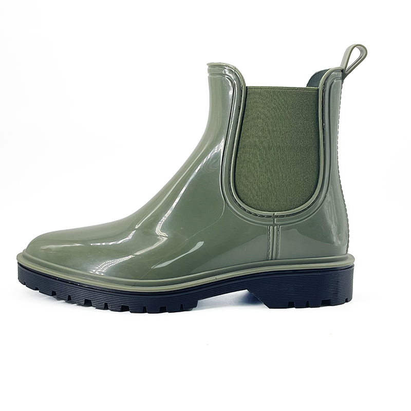 Minimalist green short rain boots with elastic and leather style